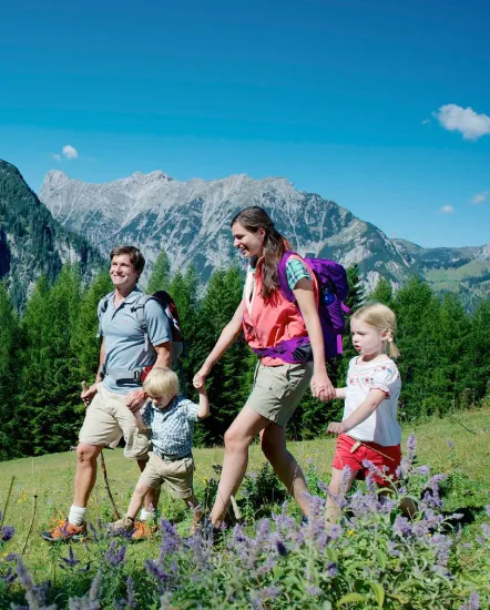 Brille vor digitalem Bildschirm