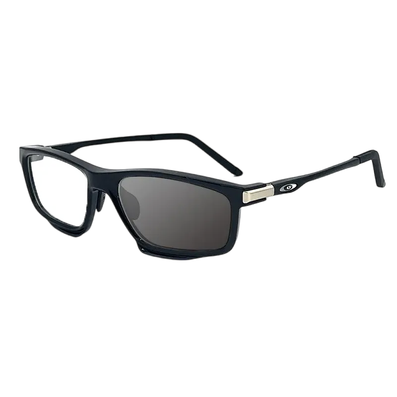 Älterer Herr nutzt Lesebrille zu Hause
